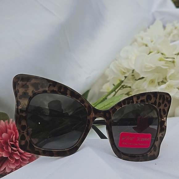 Betsey Johnson Accessories - NWT BETSEY JOHNSON BUTTERFLY SHAPE SUNGLASSES